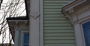 The green vinyl siding is a pity